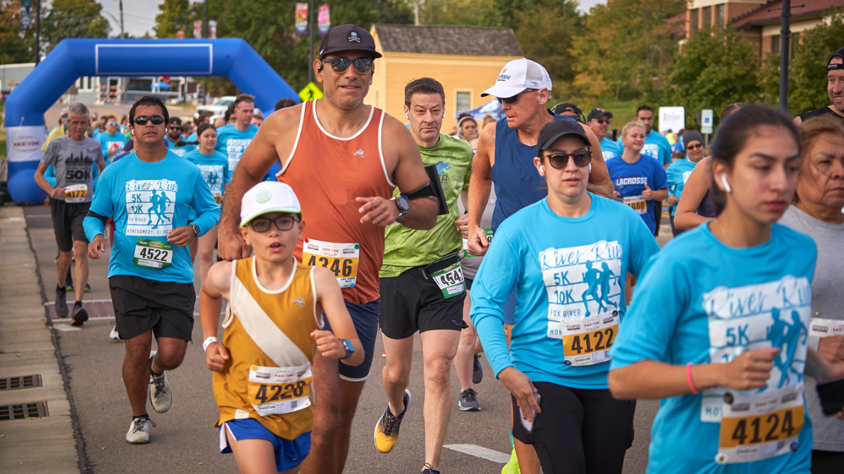 Runners running on River St. for the River Run 2025